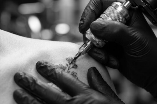 Sztuka na skórze: 8 globalnych trendów tatuażu w Warszawie