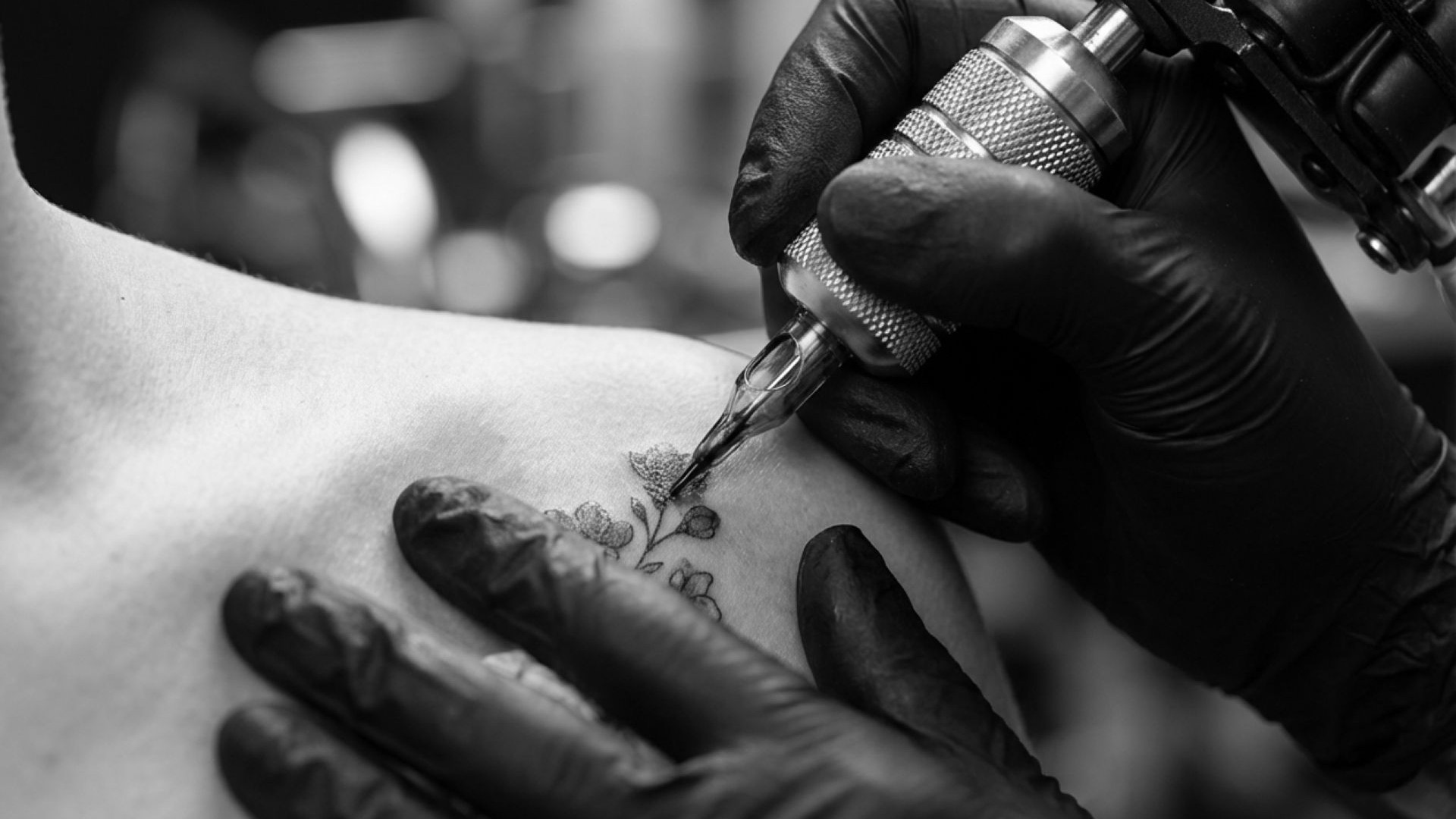 Sztuka na skórze: 8 globalnych trendów tatuażu w Warszawie